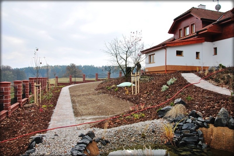 cestička na zahradě