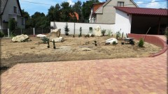 větší okrasný záhon