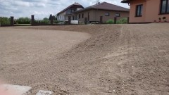 plošná úprava kolem domu